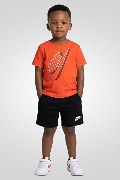 Nike طقم أولاد صغار مكون من قطعتين: تيشيرت بشعار العلامة التجارية مع شورت، مت...
