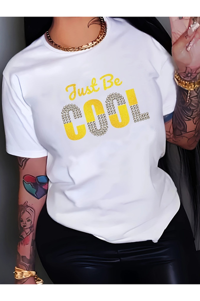 LİNA06 تي شيرت جرافيك من Just Be COOL - تي شيرت أبيض عصري مع نص زخرفي أصفر فض...