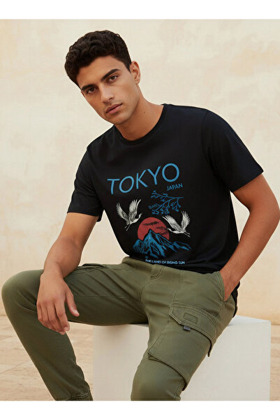 FAV Men Slim Fit Crew Neck Short Sleeves Tokyo Print T-shirt