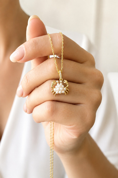 ÇEKİRDEK JEWELRY 925 Ayar Gümüş Yengeç Kolye Gold Kaplama İnci Detaylı Zirkon...