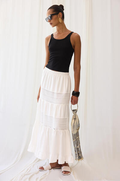 Touché Privé Lace Skirt with Elastic Waist