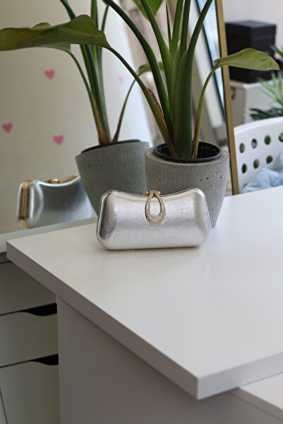 Moom Bag Kadın Gümüş Parlak Kilit Detaylı Zincirli Kasalı Abiye Çantası