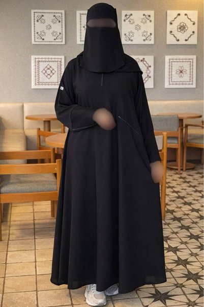 Elena عباية نرجس سوداء كريب نسائية بقفلة سحاب مع طرحة – تصميم عملي أنيق