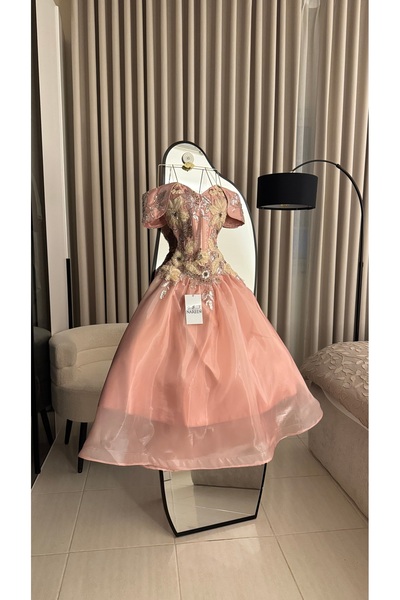 Nareen Fashion فستان سهرة وردي فاخر بتصميم ملكي ناعم، يتميز بأكمام أوف شولدر ...