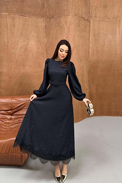 Moda Days فستان نسائي طويل باللون الأزرق الداكن مع حزام مربع منقوش ولامع وأكم...