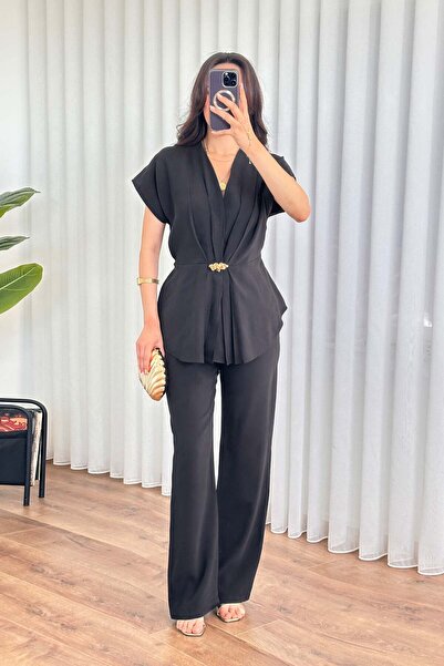 Moda Days طقم نسائي أسود من الأعلى والأسفل مع تفاصيل بروش ذهبي مطوي وياقة على...