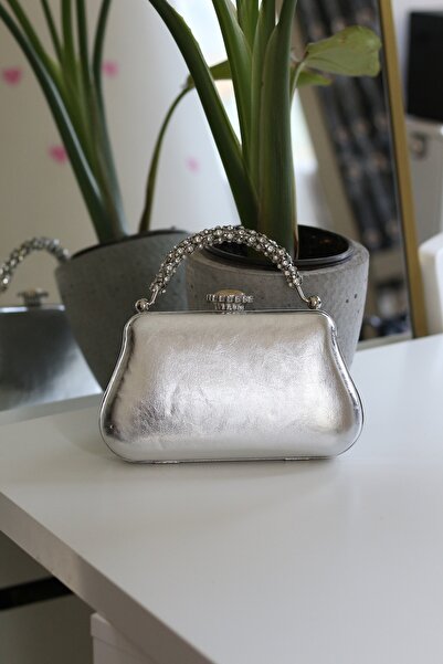 Moom Bag حقيبة سهرة نسائية فضية اللون مع مقبض حجري وسلسلة