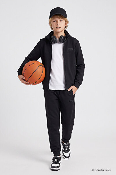 TOMMY LIFE طقم بدلة رياضية للأولاد من Black Standard Fit Basic ذو ياقة مستقيم...