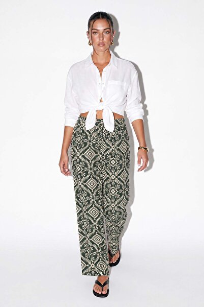 Drop by TrendyolMilla Zelene opuštene pantalone sa uzorkom TDRSS26PL00044
