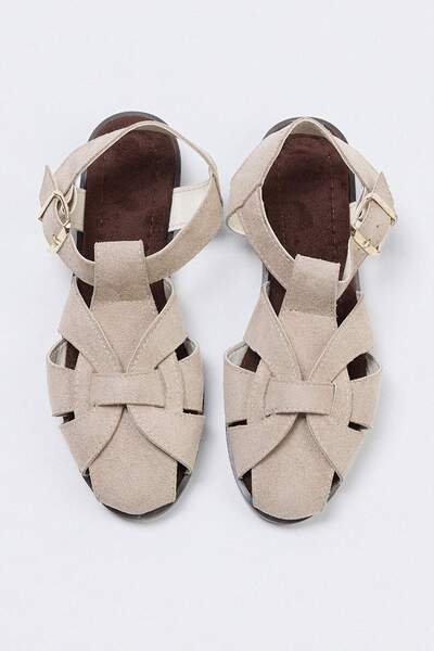 TRENDYOL SHOES Μπεζ σουέντ γυναικεία σανδάλια με επίπεδη σόλα και στρογγυλή μ...