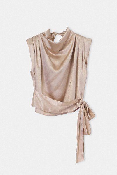 Drop by TrendyolMilla بلوزة ساتان مبطنة بتفاصيل ربطات باللون البيج TDRSS26BZ0...