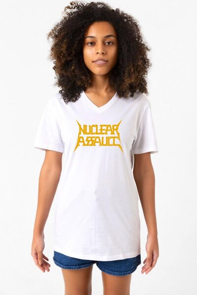 Tshirthane تيشيرت نسائي أبيض برقبة على شكل حرف V من Nuclear Assault Lettern