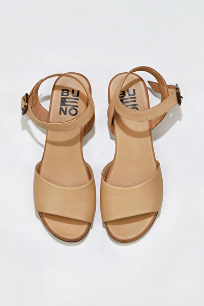Bueno Shoes Béžové kožené dámske ploché sandále 01wu3101