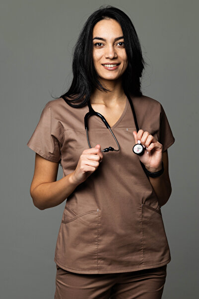 tag Costum medical pentru femei, bluză și pantaloni, slim fit, model nou AMBRA, maro
