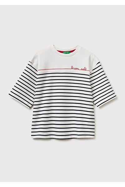 United Colors of Benetton تيشيرت نسائي مخطط برقبة دائرية مفصل بالتطريز من مزي...