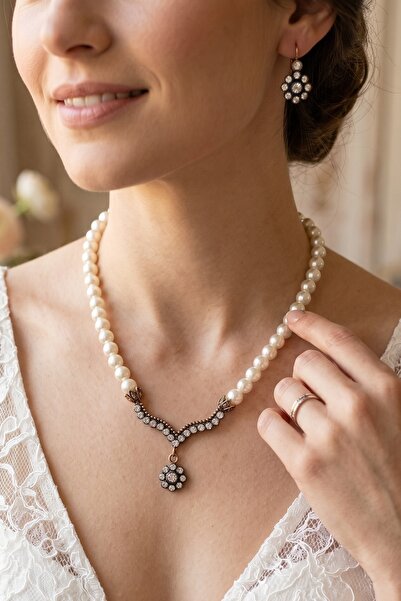 FAYRA ACCESSORIES Zirkon Taşlı Papatya Figürlü İnci Kolye ve Küpe Seti