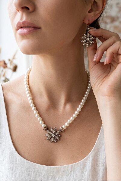 FAYRA ACCESSORIES Zirkon Taşlı Çiçek Figürlü İnci Kolye ve Küpe Seti