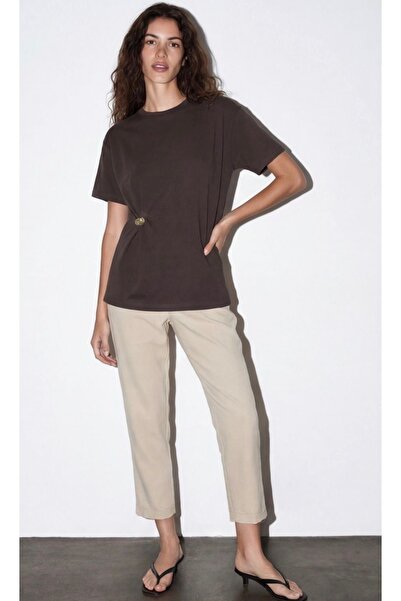 Quzu Broş Detaylı T-shirt Kahve