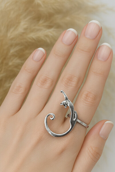 Herşey Nota Minimal Tail Cat Ring – a Symbol of Elegance, Love, and Freedom