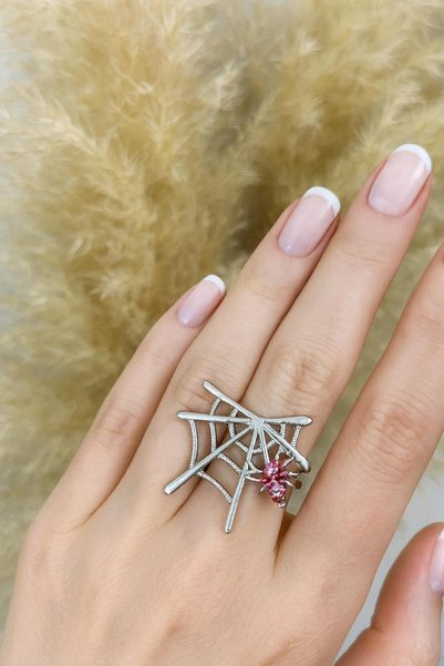 Herşey Nota Ring with a Pink Spider Figure on a Spiderweb – Symbol of Strengt...