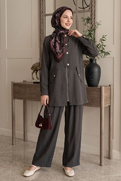 InStyle Κοστούμι σε θερμό καφέ χρώμα με κουμπιά και λεπτομέρεια στο κάλυμμα, ...