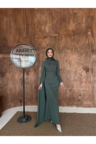Aranlı tekstil Βραδινό φόρεμα Adriana με κάπα στους ώμους και διακοσμητικές π...