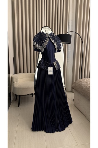 Nareen Fashion فستان كحلي فاخر بتصميم ملكي يجمع بين الهيبة والرقي ✨