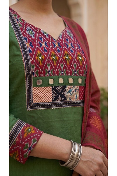 THUGFIT Women's Cotton Ikat Print Kurta Set with Dupatta – V-Neck Straight Gr...