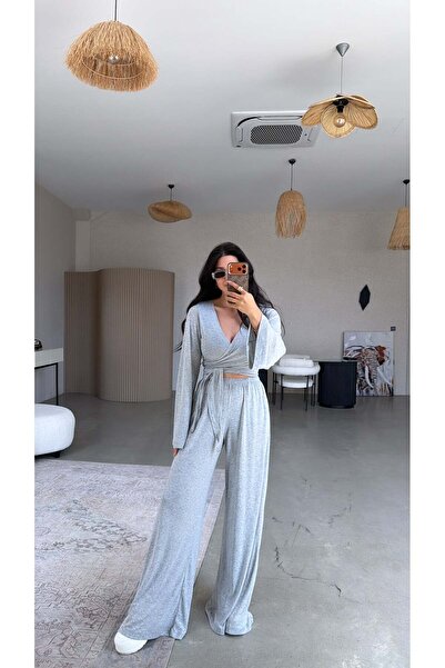 Buket Teke Costum gri cu pantaloni și bolero subțire, cu două rânduri de nasturi