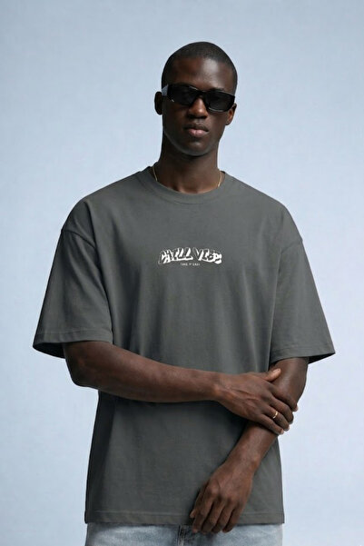 MATERIAL Tricou oversize pentru bărbați, cu imprimeu CHILL VIBE, afumat