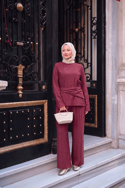 LOCCO بدلة نسائية بتفاصيل مطوية باللون الأحمر الداكن