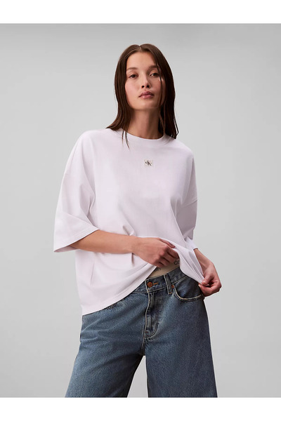 Calvin Klein Kadın Rahat Kesim Logo Etiketli Pamuklu Kısa Kollu Beyaz T-Shirt