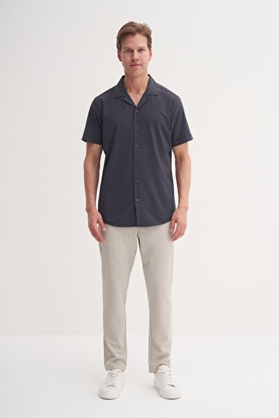 Cazador قميص رجالي بأكمام طويلة من قماش مقاوم للتجاعيد بلون أنثراسايت