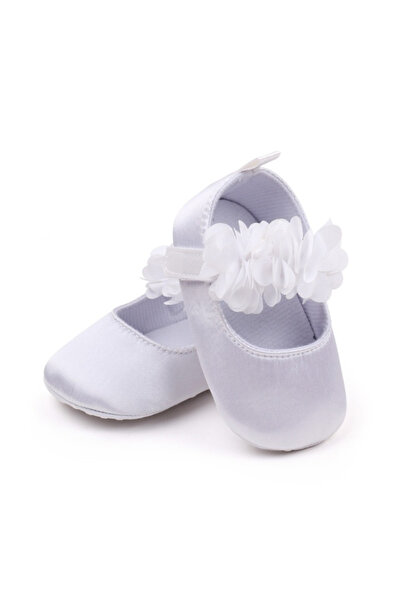 Bebelul Pantofiori albi satinati cu floricele inserate