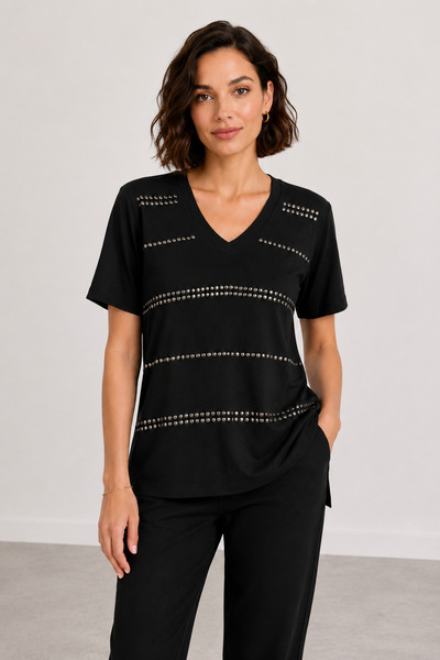 bihan store تي شيرت نسائي بياقة على شكل حرف V وتفاصيل حجرية - Y26-1305 - أسود