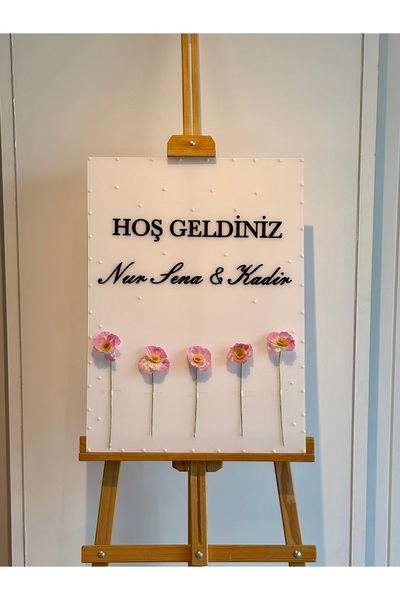 Çiçek Çiçekler ve Kişiye Özel Baskı ile Hazırlanan Karşılama Panosu