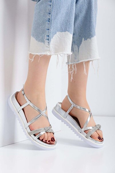 golden heel صندل نسائي فضي بنعل طبي