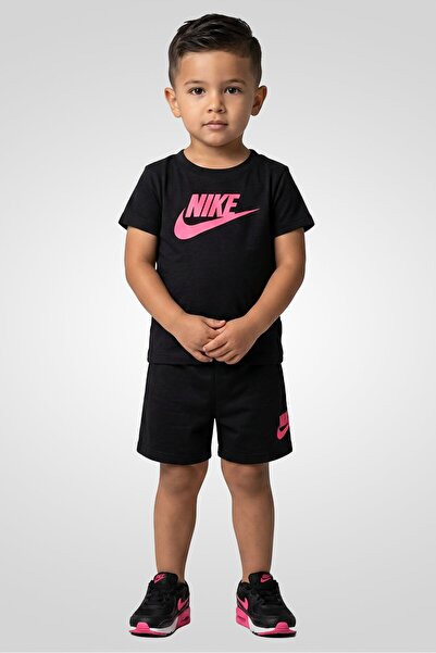 Nike طقم تي شيرت بأكمام قصيرة وشورت للأطفال الصغار، أسود