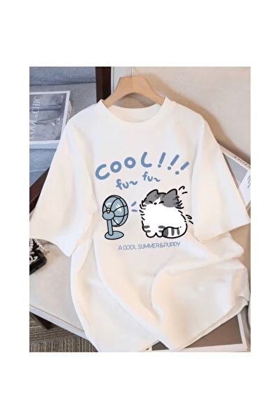 ZİYMO Woman's Oversized T-Shirt with Cat Print Standing in Front of a Fan