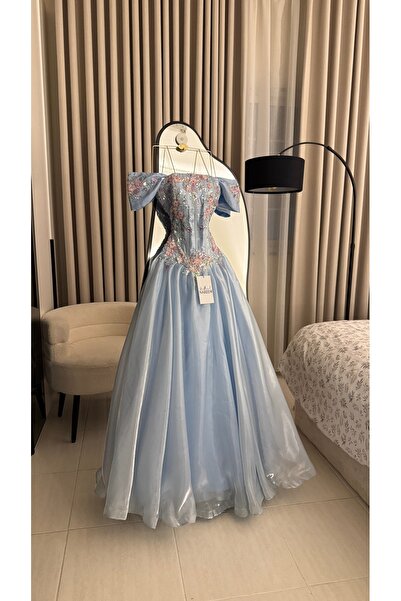 Nareen Fashion فستان سهرة فاخر باللون السماوي الهادئ، بتصميم أوف شولدر