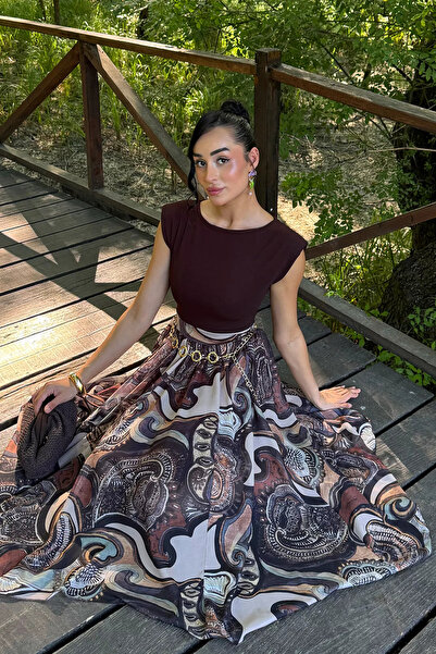 Aryena تنورة نسائية بنية اللون من الشيفون مع حزام ذهبي كإكسسوار