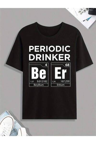 01THEONE تي شيرت أسود للرجال بمقاسات كبيرة بتصميم "Periodic Drinker" مع نص عل...