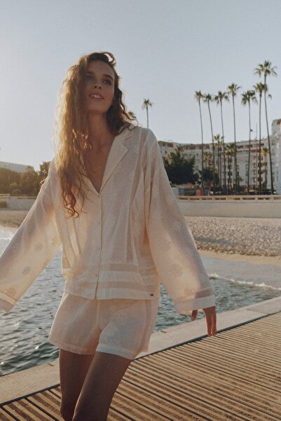 Pull & Bear Çiçek işlemeli bermuda şort