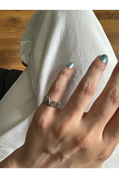ringbox Silver Colored V Model Pinky Ring