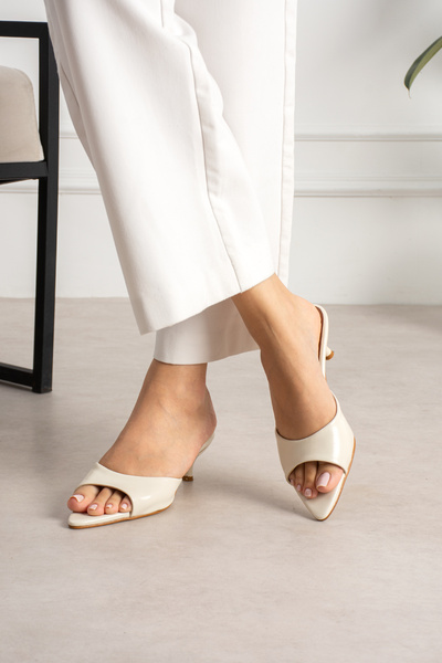 Vaghessa Shoes شبشب نسائي من Vaghessa Aria بكعب رفيع ومقدمة مدببة