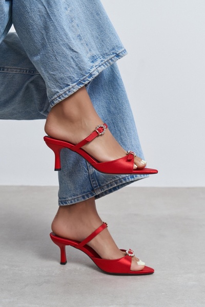 NİŞANTAŞI SHOES شبشب نسائي بكعب عالٍ من كالستا باللون الأحمر الساتان مع تفاصي...