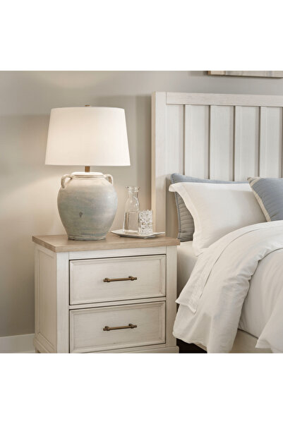 Ashley Furniture طاولة جانبية للسرير من شايبورك