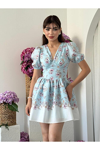 Clothes Fast فستان نسائي قصير باللون الأزرق مزين بالزهور وياقة على شكل حرف V ...