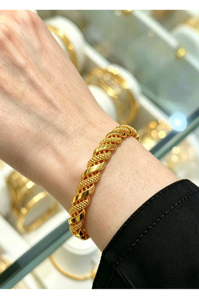 ALZAHR A luxurious, classic wide bracelet featuring a twisted rope design—per...