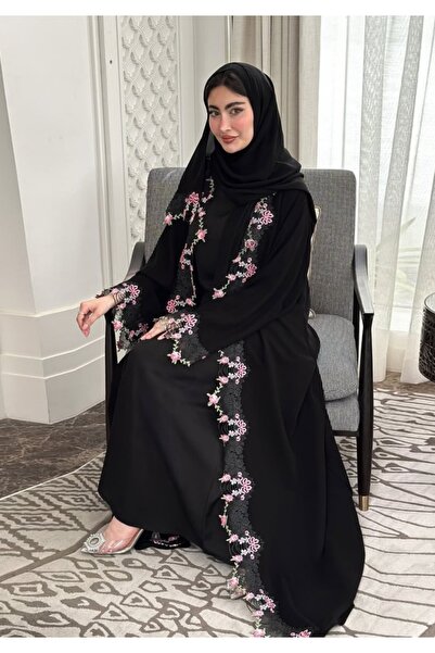 Noon Noora عباءة سوداء مطرزة بتطريز الدانتيل مع فتحة أمامية (بدون حجاب)